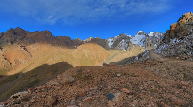 panorama górskiego krajobrazu z górskimi szczytami