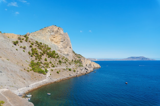 Panorama górskiego wybrzeża morskiego, Krym, wybrzeża Morza Czarnego w słoneczny dzień. skały na brzegu, błękitne niebo.