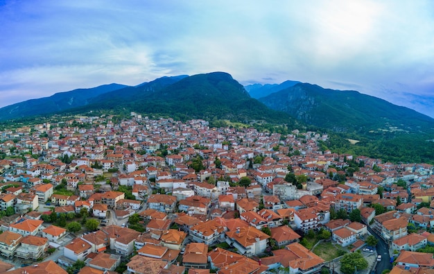 Panorama greckiego miasta Litochoro z małymi domami na tle Olimpu i pochmurnego nieba