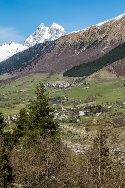 panorama gruzińskiej drogi górskiej wioski i śniegu