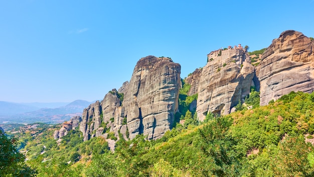 Panorama grzbietu skalnego w Meteory z klasztorem Varlaam na szczycie klifu, Grecja - grecki krajobraz