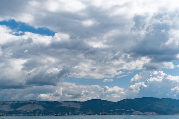 Panorama handlowego portu morskiego Novorossiysk na tle nieba i gór