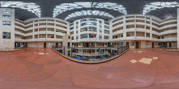 Zdjęcie panorama hdri 360 na miejscu wewnątrz kompleksu mieszkaniowego z wąskim korytarzem w mieście indyjskim w bezszwicznej sferycznej projekcji równokątnej