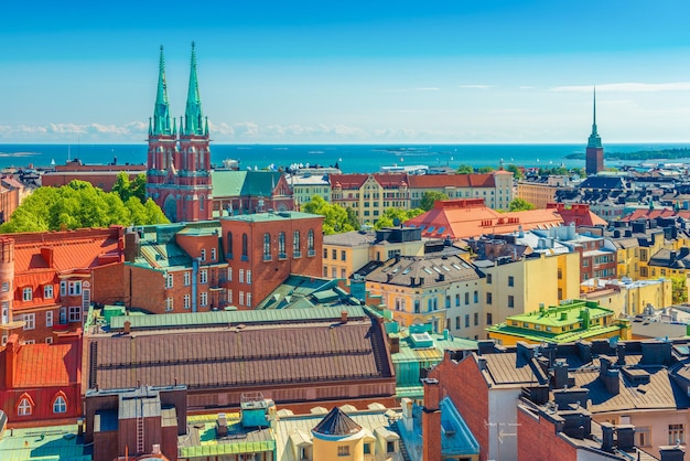 Panorama Helsinek z lotu ptaka. Pejzaż stolicy Finlandii z Morzem Bałtyckim w tle. Kolorowe domy w tradycyjnym skandynawskim stylu architektonicznym