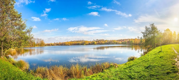 Panorama jesiennego parku