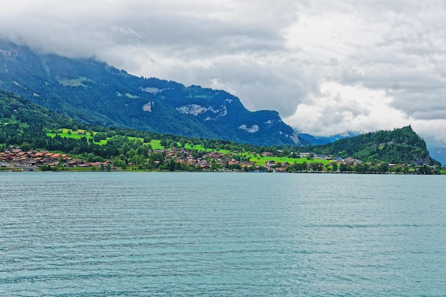 Panorama jeziora Brienz i góry Brienzer Rothorn z tradycyjnym szwajcarskim domkiem w Interlaken w kantonie Berno w Szwajcarii