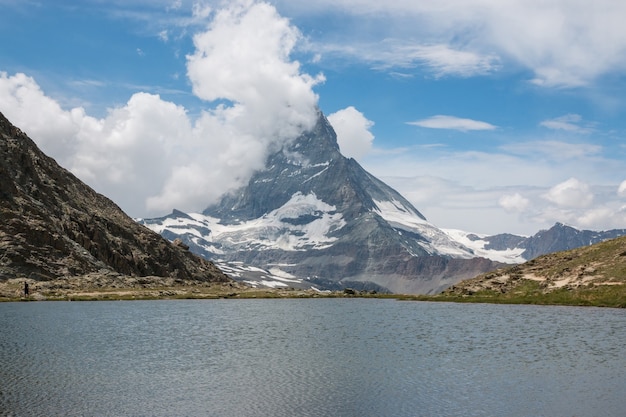 Panorama Jeziora Riffelsee I Góry Matterhorn, Scena W Parku Narodowym Zermatt, Szwajcaria, Europa. Letni Krajobraz, Słoneczna Pogoda, Dramatyczne Błękitne Niebo I Słoneczny Dzień