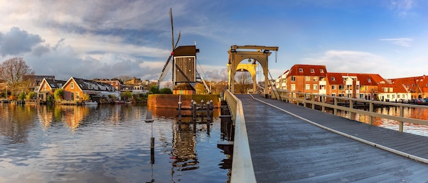 Panorama kanału leiden galgewater z wiatrakiem i mostem rembrandta południowa holandia