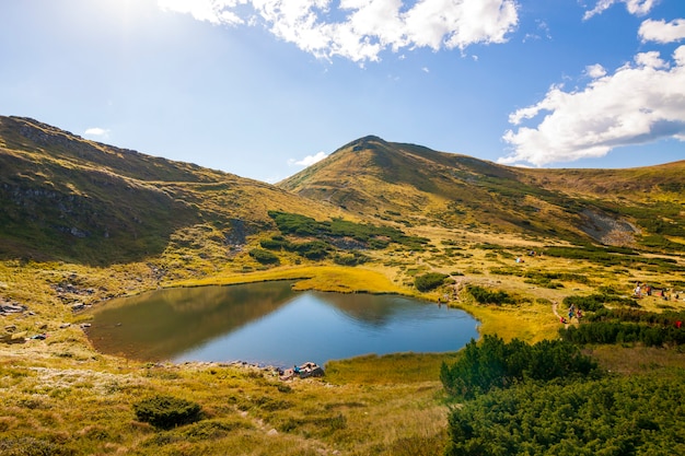 Panorama Karpackich gór w lato słonecznym dniu. Górskie jezioro