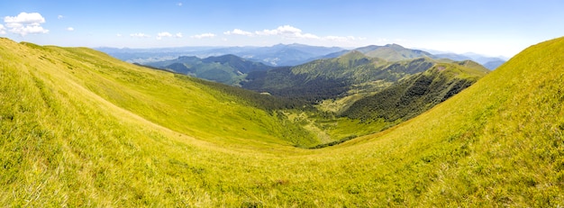 Panorama Karpackich gór w lato słonecznym dniu. Niesamowita górska dolina