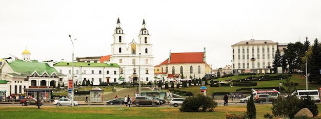 Panorama katedry św. Ducha w Mińsku Białorusi z górnym miastem