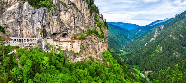 Panorama klasztoru Sumela na górze Mela w Turcji