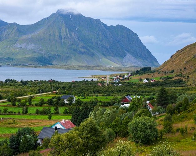 panorama krajobrazu lofotów, norwegia, małe kolorowe domki nad brzegiem morza