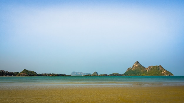 Panorama krajobrazu morskiego z górą na bakground