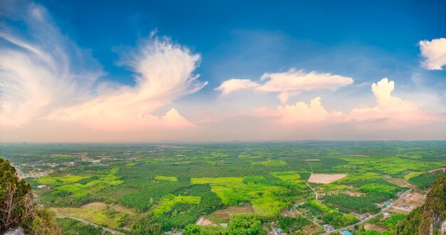 Zdjęcie panorama krajobrazu południowo-wschodniej azji z zielonymi polami i wioskami o zachodzie słońca