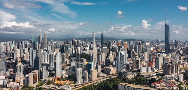 Zdjęcie panorama kuala lumpur w słoneczny dzień widok z powietrza