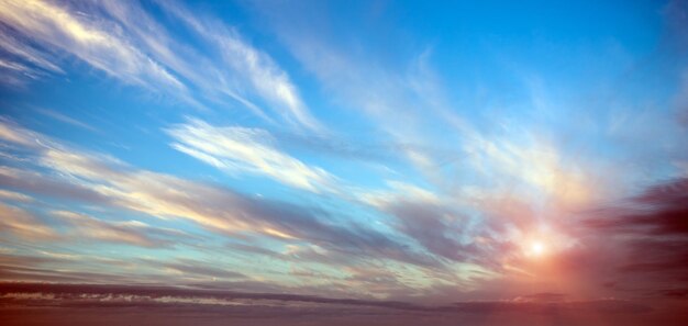 Zdjęcie panorama letniego nieba przy wschodzie słońca
