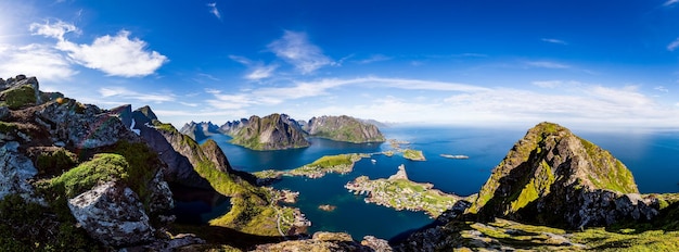 Panorama Lofoty to archipelag w okręgu Nordland w Norwegii. Słynie z charakterystycznej scenerii z dramatycznymi górami i szczytami, otwartym morzem i osłoniętymi zatokami, plażami i dziewiczymi lądami.