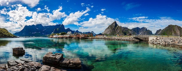 Panorama Lofoty w hrabstwie Nordland w Norwegii. Słynie z charakterystycznej scenerii z dramatycznymi górami i szczytami, otwartym morzem i osłoniętymi zatokami, plażami i dziewiczymi lądami.