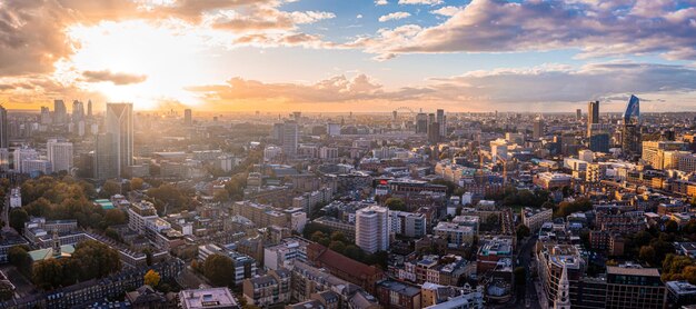 Panorama londyńskiej dzielnicy finansowej z lotu ptaka