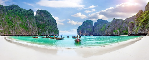 Zdjęcie panorama long boat i niebieskiej wody w zatoce maya na wyspie phi phi, krabi tajlandia.