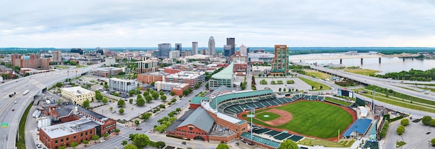 Panorama Louisville Kentucky z powietrza z systemem autostrad i Louisville Slugger Field z powietrza