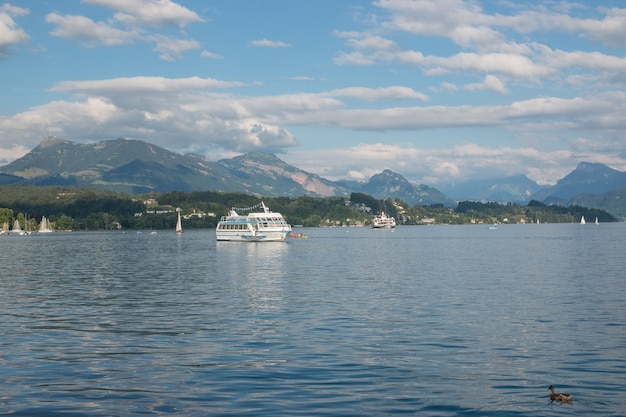 Panorama Lucerne jezioro i góry sceny w Lucernie, Szwajcaria, Europa. Dramatyczne błękitne niebo i słoneczny letni krajobraz