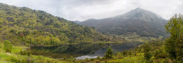 Panorama małego górskiego jeziora w Pirenejach