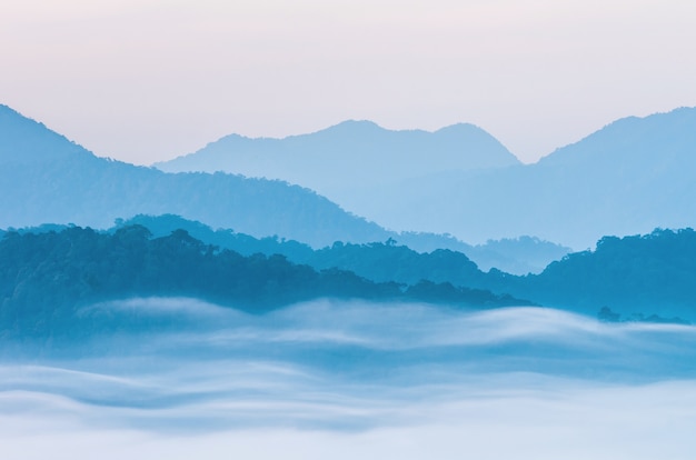 panorama mgły z pasmem górskim w punkcie widokowym PanoenThung w Kaeng Krachan