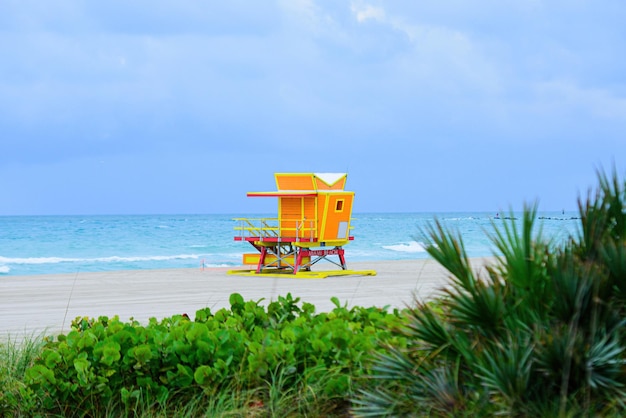 Panorama Miami South Beach Wieża ratownika w kolorowym stylu Art Deco i Ocean Atlantycki w słońcu