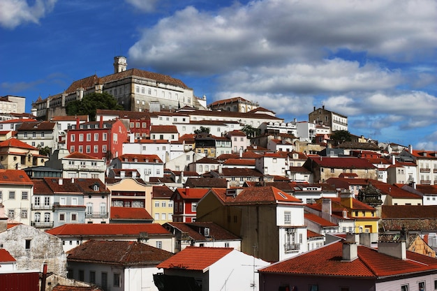 Panorama Miasta Coimbra, Dawnej średniowiecznej Stolicy Portugalii Widok Starych Kolorowych Dachów I Domów Oraz Kampusu Uniwersyteckiego Z Wieżą Zegarową Nad Błękitnym Niebem Z Chmurami Europejska Koncepcja Podróży