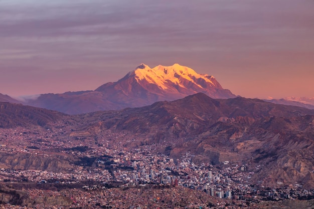 Panorama miasta La Paz z górą Illimani w tle Boliwii