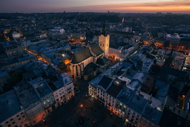 Panorama miasta nocą we Lwowie