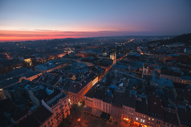 Panorama miasta nocą we Lwowie