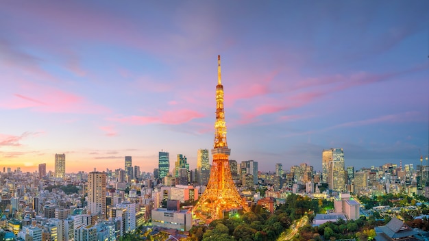 Panorama miasta Tokio i budynek Tokyo Tower w Japonii o zachodzie słońca