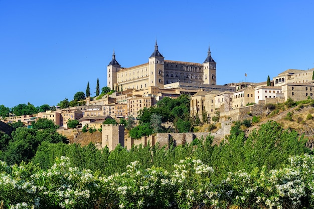 Panorama miasta Toledo z imponującym Alcazarem na szczycie wzgórza