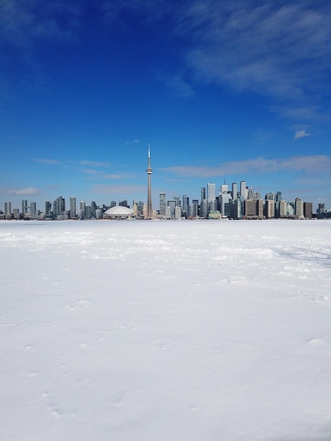Panorama miasta Toronto widziana z wysp toronto nad zamarzniętym jeziorem ontario