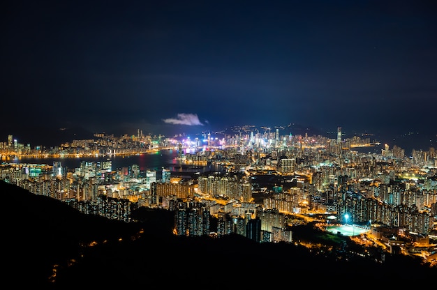 Panorama Miasta Widok Hongkongu W Nocy, Atmosfera Nocnych świateł W Mieście Portu, Handel, Transport I Międzynarodowy Eksport Chin