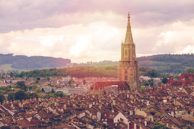 Panorama Miasto Kościół I Miasteczko Bern Z Alps I Chmurnym Niebem