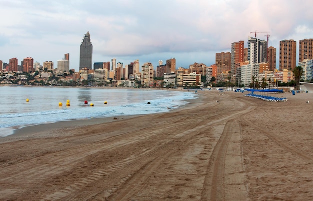 Panorama miejscowości wypoczynkowej Benidorm Costa Blanca Hiszpania z plażą na pierwszym planie wczesnym rankiem