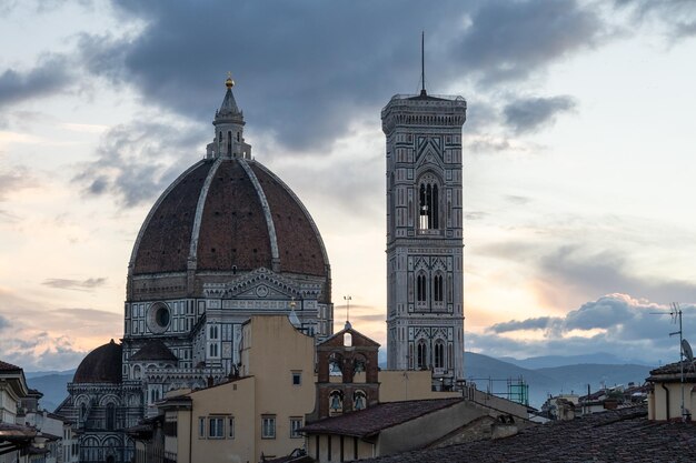 Panorama na dachu wschodu słońca z słynną katedrą Florencji Duomo Włochy Europa