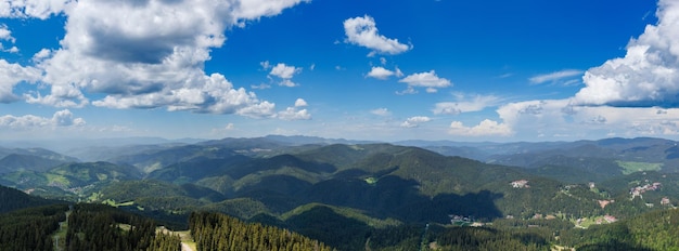 Panorama Na Górskiej Dolinie Osłoniętej Roślinnością I Lasami Z Wioską Smolan Z łąkami, Na Których Pasą Się Owce