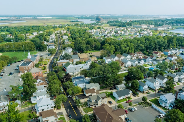 Panorama na krajobraz małego miasteczka domy na przedmieściach część sypialna domy na dachu w Sayreville NJ US
