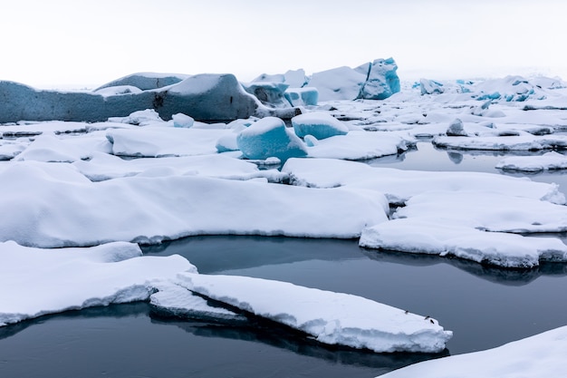 Zdjęcie panorama na rzece i lodowej plaży winter glacier