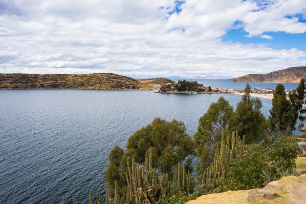 Zdjęcie panorama na wyspie słońca, jezioro titicaca, boliwia