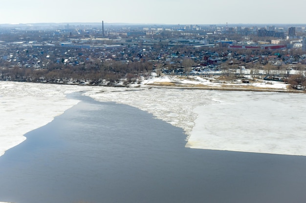 Panorama Niżnego Nowogrodu w pogodny zimowy dzień