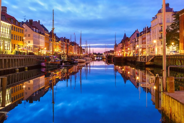 Panorama Nyhavn z kolorowymi fasadami starych domów i starych statków na Starym Mieście w Kopenhadze, stolicy Danii.