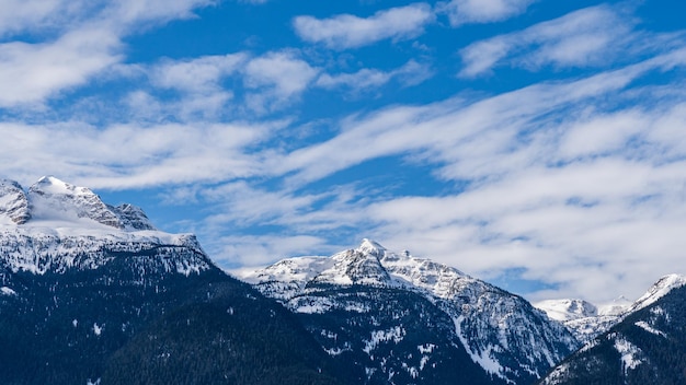Panorama ogromnych gór pokrytych śniegiem brytyjska columbia kanada