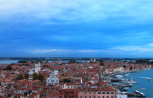 Panorama panoramy Wenecji widziana z góry na wieży zegarowej na placu św. Marka we Włoszech