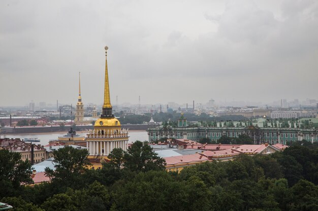 Panorama Petersburga z zabytkowymi budynkami architektura ulicami i kanałami